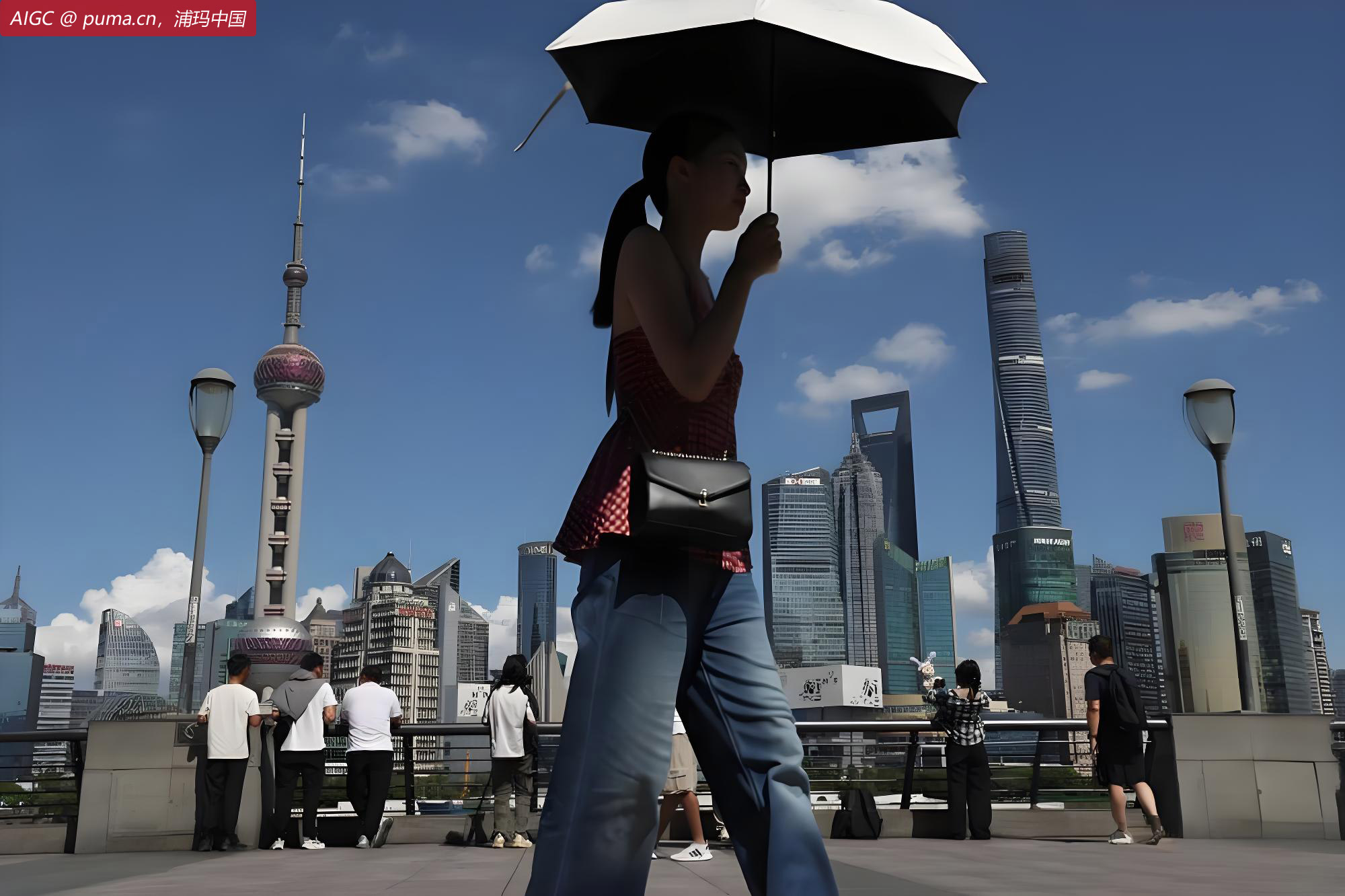 上海，游人冒着高温在外滩观光平台游览