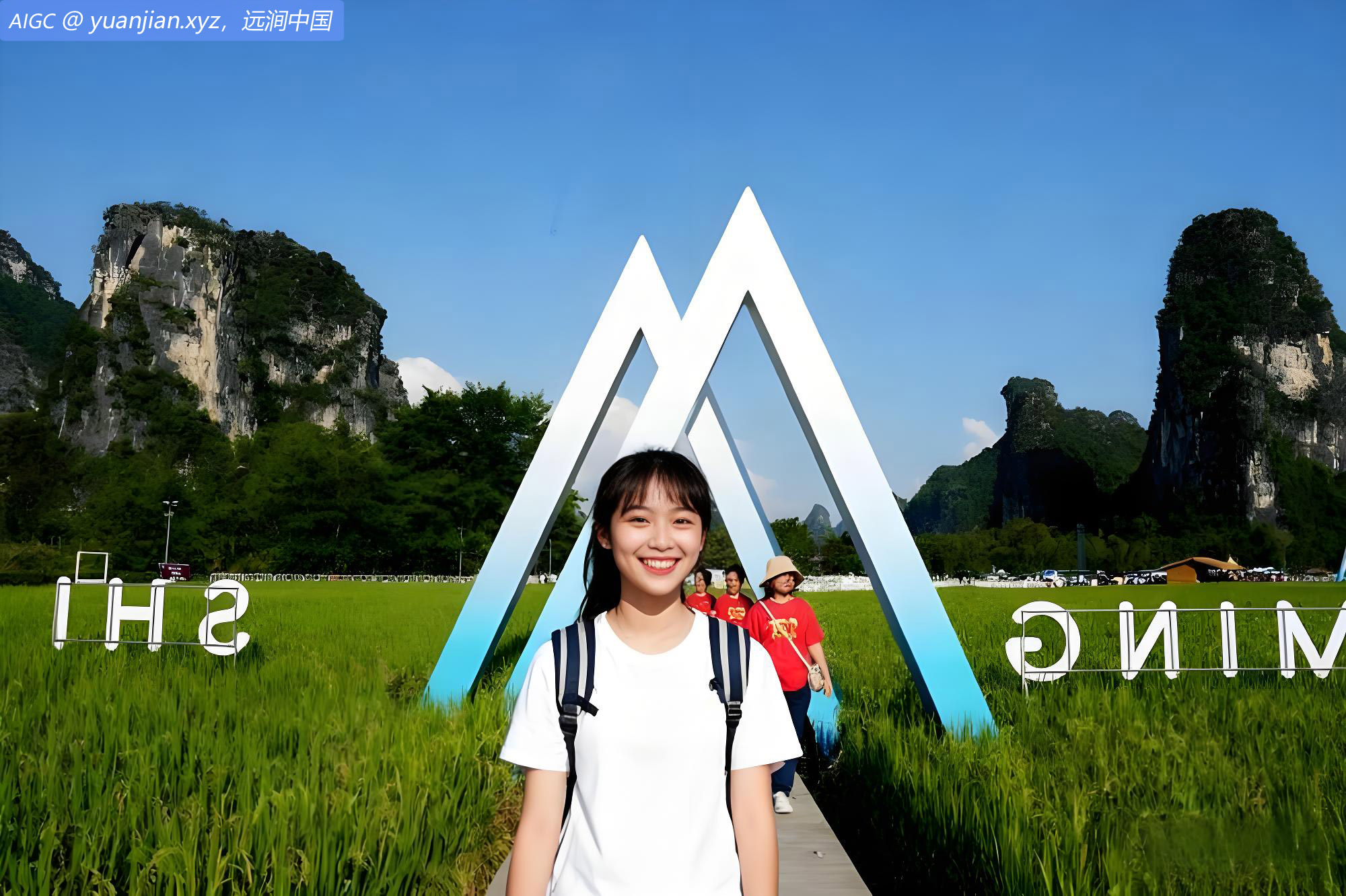 丰收的田园与喀斯特山水相映成趣