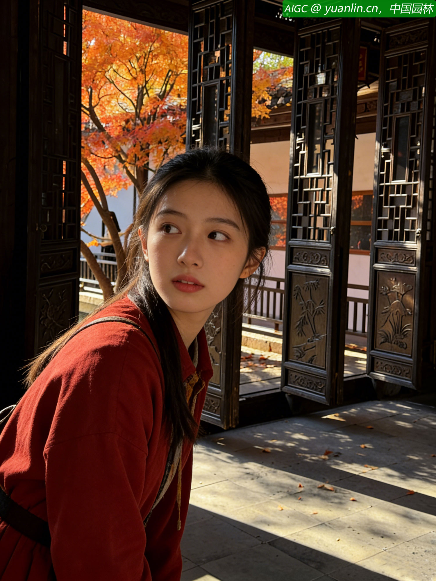 枫香叶顺着风溜进廊间，落在青砖上，像秋递来的信笺