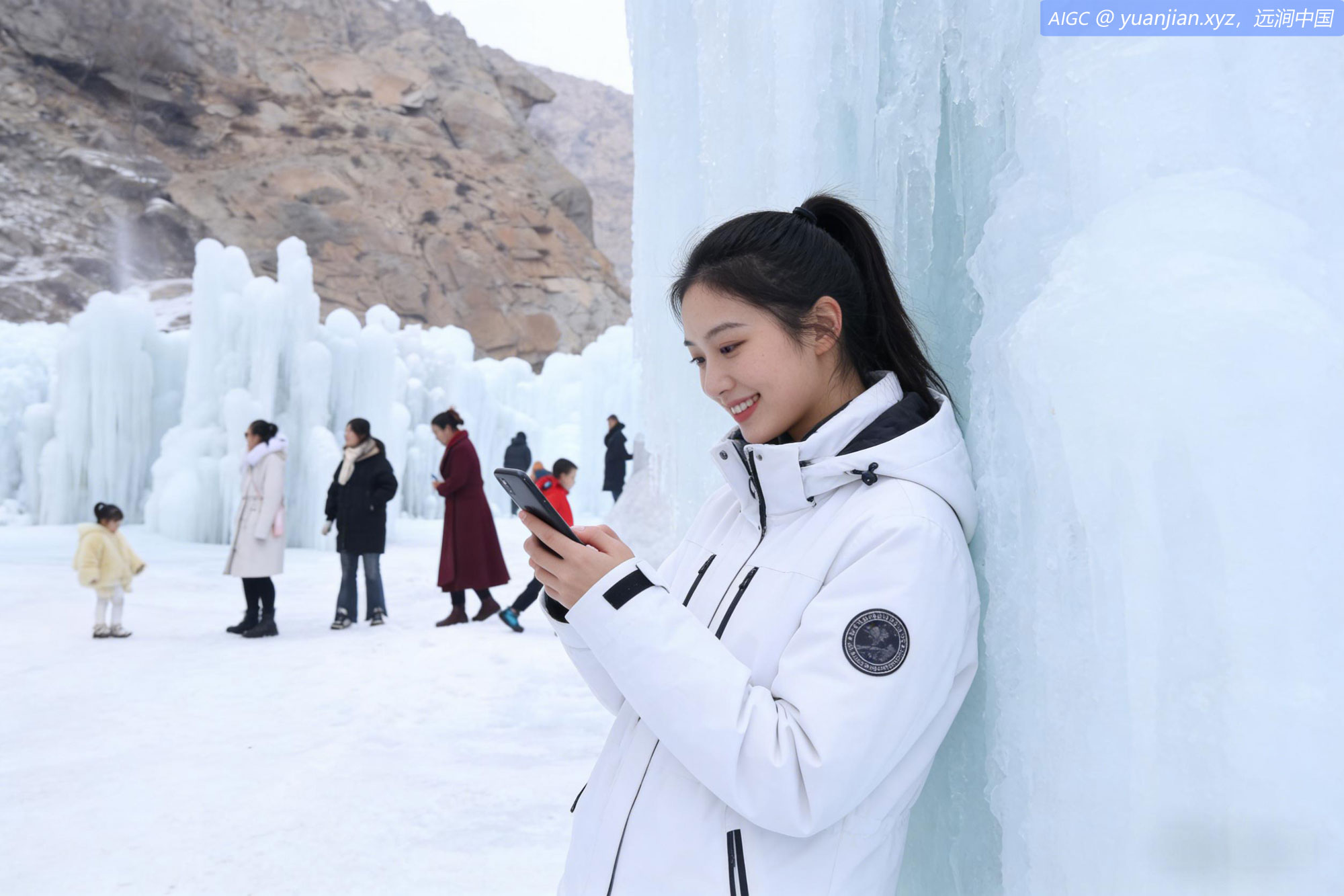 宁夏银川，游客在贺兰山岩画景区内驻足观赏冰瀑景观