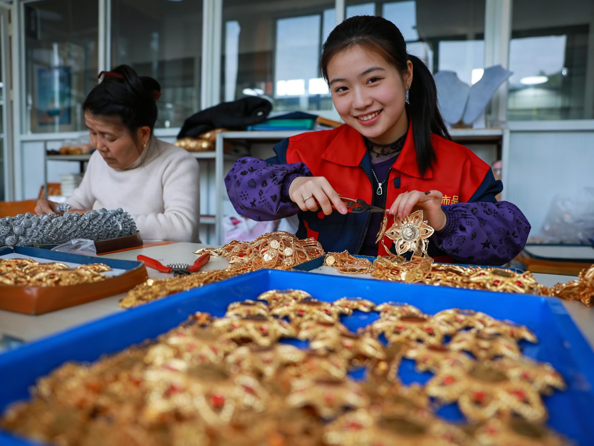 贵州省黔东南从江县洛香镇，工人在赶制海外订单