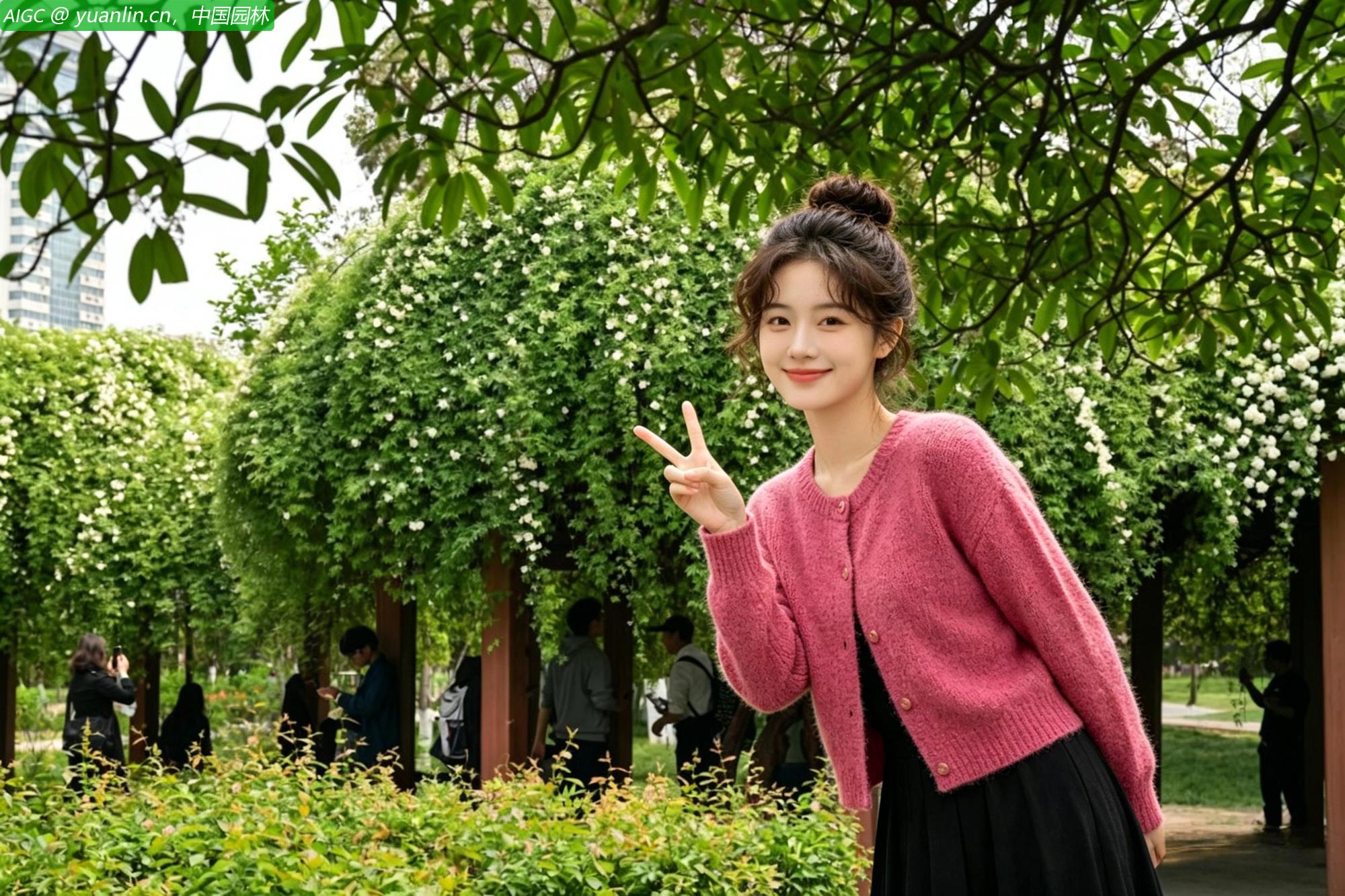 西安兴庆宫公园内，木香花竞相绽放